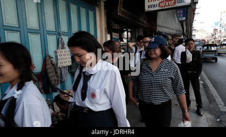 Les gens de jour urbain dynamique Charoen Krung Road Sathon Bangkok Thaïlande Banque D'Images