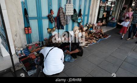 Les gens de jour urbain dynamique Charoen Krung Road Sathon Bangkok Thaïlande Banque D'Images