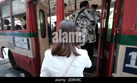 Les gens de jour urbain dynamique Charoen Krung Road Sathon Bangkok Thaïlande Banque D'Images