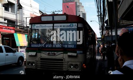 Les gens de jour urbain dynamique Charoen Krung Road Sathon Bangkok Thaïlande Banque D'Images