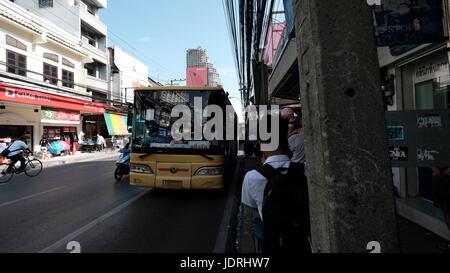 Les gens de jour urbain dynamique Charoen Krung Road Sathon Bangkok Thaïlande Banque D'Images