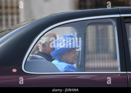 La reine Elizabeth II et le Prince de Galles retour à Buckingham Palace après avoir pris part à l'ouverture du Parlement à la Chambre des Lords au Palais de Westminster à Londres. Banque D'Images