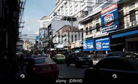 Les gens de jour urbain dynamique Charoen Krung Road Sathon Bangkok Thaïlande Banque D'Images