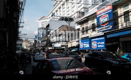 Les gens de jour urbain dynamique Charoen Krung Road Sathon Bangkok Thaïlande Banque D'Images