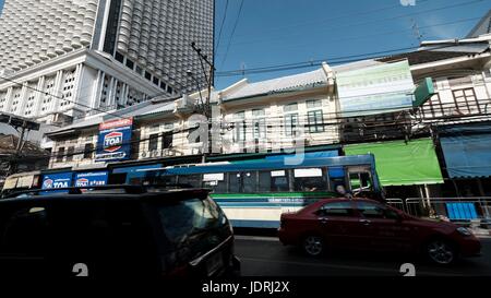 Les gens de jour urbain dynamique Charoen Krung Road Sathon Bangkok Thaïlande Banque D'Images