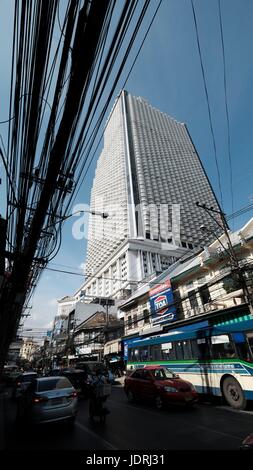 Les gens de jour urbain dynamique Charoen Krung Road Sathon Bangkok Thaïlande Banque D'Images