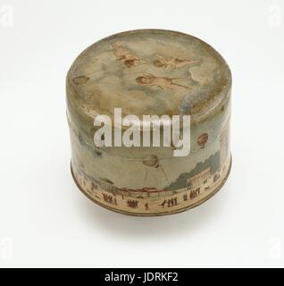 La case 'Poudre aux ballons" de la maison de Guerlain. Reades label parfum 'L'Heure Bleue" autour de 1920 (H.5.3 cm, diamètre 7,3 cm) Muller-Quênot Collection Banque D'Images