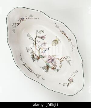 Pot à eau et bassin à motifs connus sous le nom de 'aux astronomes Chinois' réalisé par Veuve Perrin faïence polychrome, retouchées avec le manganèse du bassin de Marseille : L. 39,5 x l. 24 x H. 9 cm pot à eau : H. 24 cm Collection Muller-Quênot Personne ne peut ignorer la passion française durant les 17e et 18e siècles pour la conception du Chinois. Après un salon meublé chambres et boudoirs, faïence et porcelaine ont été embellis avec des pagodes et des modèles chinois. Pillement est l'un des artistes dont les motifs sont le plus souvent reproduits, représentant de l'un à l'élégance française. La première usine à nous Banque D'Images