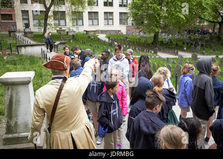 Des groupes de touristes à paul vénère grave dans le grenier Burying Ground Boston USA Banque D'Images