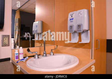 Kalispell, Montana, USA - 19 juin 2017 : lavabo dans une chambre d'hôpital avec main sanitzer et les distributeurs de savon, et d''articles de toilette. Banque D'Images