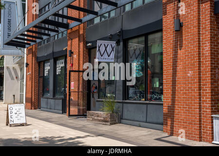 Asbury Park, NJ USA -- 18 juin 2017 les magasins en briques rouges sont ouverts à un Dimanche de l'été. Utilisez uniquement éditoriale Banque D'Images