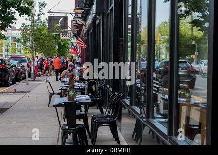 Asbury Park, NJ USA -- 18 juin 2017 Diners sont assis à une table d'extérieur tandis que le trottoir est bondé à l'arrière-plan. Utilisez uniquement éditoriale Banque D'Images