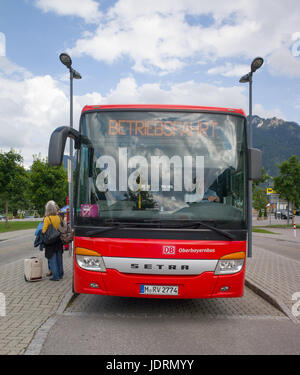 Passagers en attente d'autobus conseil exploité par la Deutsche Bahn trains de remplacement le long de vallée de l'Ammergau. Oberammagau, Allemagne Banque D'Images