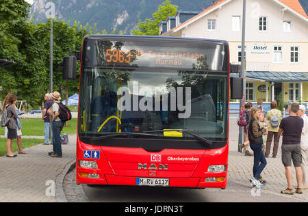 Passagers en attente d'autobus conseil exploité par la Deutsche Bahn trains de remplacement le long de vallée de l'Ammergau. Oberammagau, Allemagne Banque D'Images