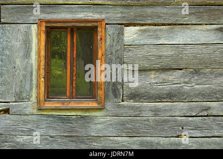 Fenêtre sur vieille maison traditionnelle roumaine, l'image de texture de façade en bois Banque D'Images