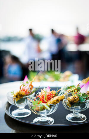 Satay de poulet asiatique Snack food gastronomique moderne en plein air tropical bar Banque D'Images