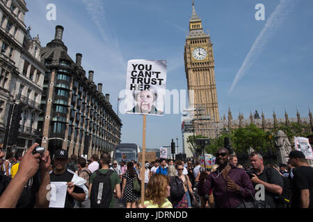 Les manifestants à l'extérieur du palais de Westminster, à Londres, à la suite de l'ouverture du Parlement. Banque D'Images