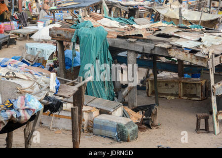 Marché aux poissons de la plage de Yoff, à Dakar, au Sénégal. Banque D'Images