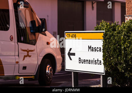 Le trafic, les minibus, les voitures, les entraîneurs sur l'étroite route de montagne de Santiago del Teide vers Masca à Tenerife, Îles Canaries, Espagne Banque D'Images