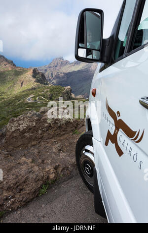 Le trafic, les minibus, les voitures, les entraîneurs sur l'étroite route de montagne de Santiago del Teide vers Masca à Tenerife, Îles Canaries, Espagne Banque D'Images