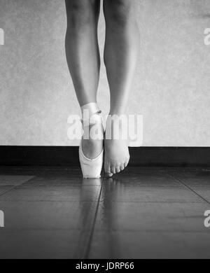 Version noir et blanc d'une ballerine- les pieds dans les coulisses Banque D'Images