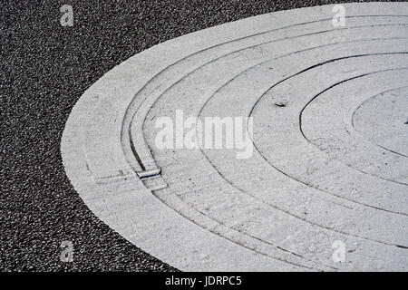 Image de peint en blanc trafic spirale de rond-point. Concept 'tourner en cercle', liquidation, cercle intérieur. Banque D'Images