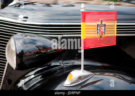 Drapeau franquiste sur vintage car, Espagne Banque D'Images