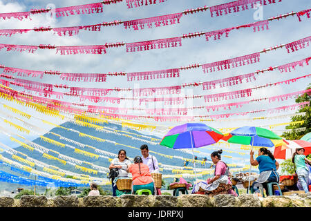 San Juan del Obispo, guatemala - 24 juin 2016 : des femmes de la vente des aliments de rue en pente du volcan agua sur St John's day dans petit village Banque D'Images