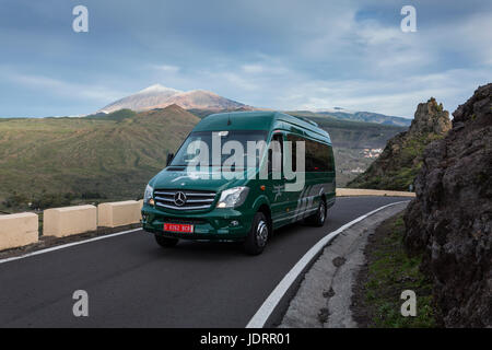 Le trafic, les minibus, les voitures, les entraîneurs sur l'étroite route de montagne de Santiago del Teide vers Masca à Tenerife, Îles Canaries, Espagne Banque D'Images
