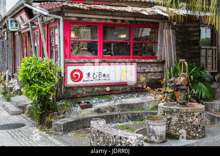 Une ancienne pompe à eau dans un petit jardin à Naha, Okinawa, Japon. Banque D'Images