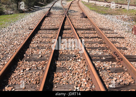 Ligne de chemin de fer abandonnée de Cordoba à Almorchon, changement de direction dans la voie ferrée, municipalité de Espiel, près de Cordoba, Espagne Banque D'Images