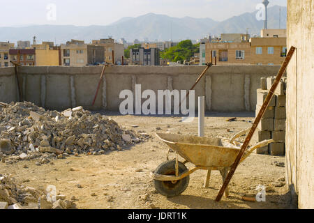 Site de construction à Téhéran. L'architecture de la ville de Téhéran et Milad tower sur un arrière-plan. L'Iran Banque D'Images