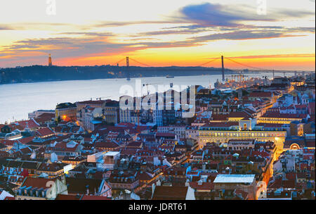 Toits de Lisbonne dans le magnifique crépuscule. Portugal Banque D'Images