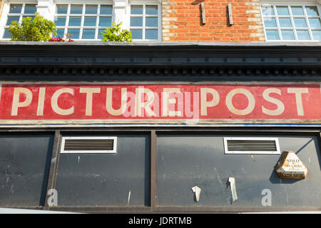 Photo post magazine logo tête de mât / annonce annoncé sur une boutique qui est en cours de rénovation, afin de révéler l'ancien signe qui avait été dissimulé. UK Banque D'Images