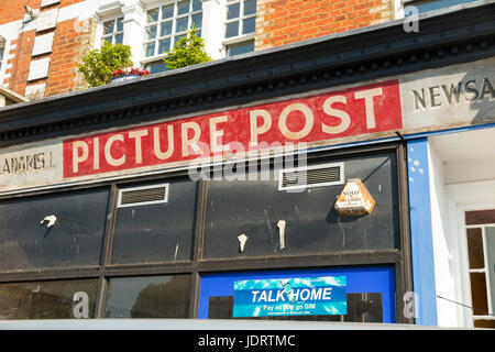 Photo post magazine logo tête de mât / annonce annoncé sur une boutique qui est en cours de rénovation, afin de révéler l'ancien signe qui avait été dissimulé. UK Banque D'Images