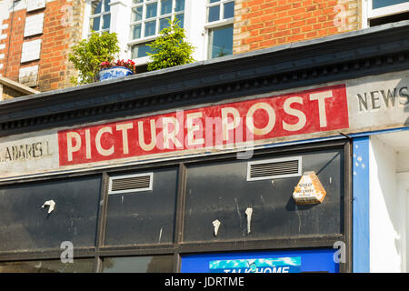 Photo post magazine logo tête de mât / annonce annoncé sur une boutique qui est en cours de rénovation, afin de révéler l'ancien signe qui avait été dissimulé. UK Banque D'Images