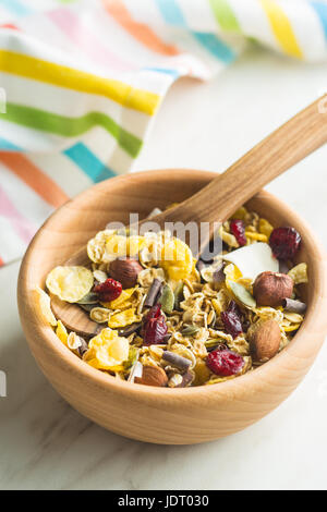 Délicieux muesli maison avec les écrous à bol en bois. Banque D'Images