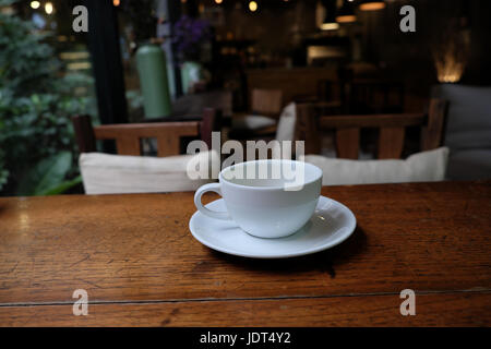 Dans la tasse de café sur la table de café en café Banque D'Images