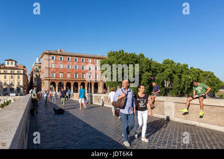 Les gens qui marchent sur le pont Sisto pour aller à la Piazza Trilussa, Trastevere, Rome, Italie Banque D'Images