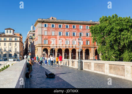 Les gens qui marchent sur le pont Sisto pour aller à la Piazza Trilussa, Trastevere, Rome, Italie Banque D'Images