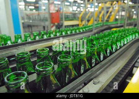 L'Italie, l'industrie du verre, la production de bouteilles en verre avec le verre recyclé Banque D'Images