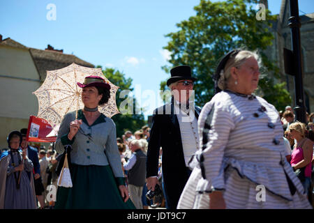 Défilé de gens habillés en costume victorien lors du festival Dickens Rochester Kent Banque D'Images