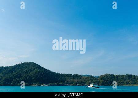 Paysage d'été avec les bateau sur l'île de Koh Chang tropical en Thaïlande. Seascape prises de ferry. Banque D'Images