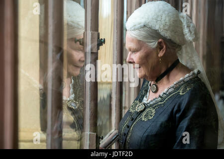 DATE DE SORTIE : Septembre 22, 2017. Titre : Victoria et Abdul. STUDIO : Focus Features. Réalisateur : Stephen Frears. Résumé : La Reine Victoria frappe vers le haut d'une improbable amitié avec un jeune Indien nommé greffier Abdul Karim. Avec : Judi Dench comme Victoria. (Crédit Image : © Focus/photos) Banque D'Images