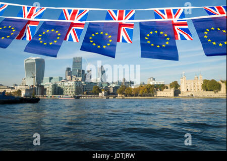 EU et UK bunting drapeaux flottants en face de la ville de Londres, Angleterre skyline sur la Tamise Banque D'Images