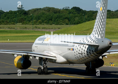 Vueling Airbus A320 le roulage à l'aéroport de Birmingham, UK (CE-ROM) Banque D'Images