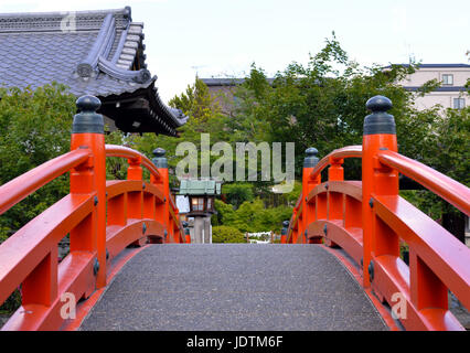 Un pont voûté vermilion avec Shinsen'en lieu de culte dans l'arrière-plan, Kyoto, Japon Banque D'Images