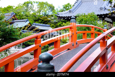 Un pont voûté vermilion sur un étang avec Shinsen'en lieu de culte dans l'arrière-plan, Kyoto, Japon Banque D'Images