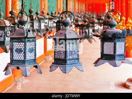 Rangées de lanternes en métal suspendus dans Kasuga Taisha Temple, Nara, Japon Banque D'Images