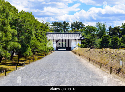 Chemin de gravier et gate, Château de Nijō, Kyoto, Japon Banque D'Images